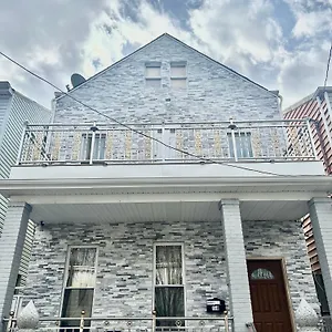 3 Bedrooms In 2nd Floor Modern Brooklyn Home, Close To J Train Guest house